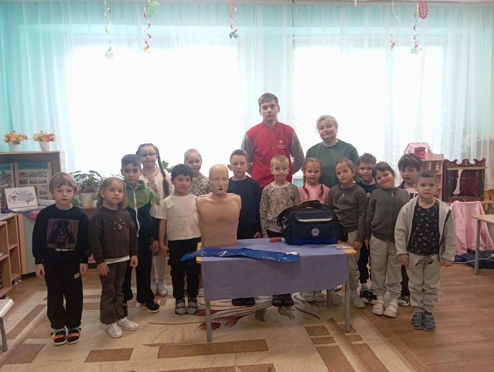🩺 Маленькие пациенты и большие знания: студенты медколледжа провели урок здоровья для дошколя