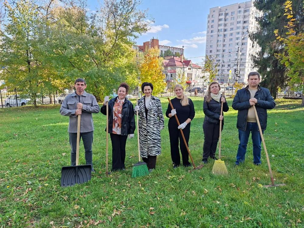 🍂 Чистота и порядок — дело общее! Сотрудники Пензенского областного медицинского колледжа вышли на осенний субботник! 🧹🍁
